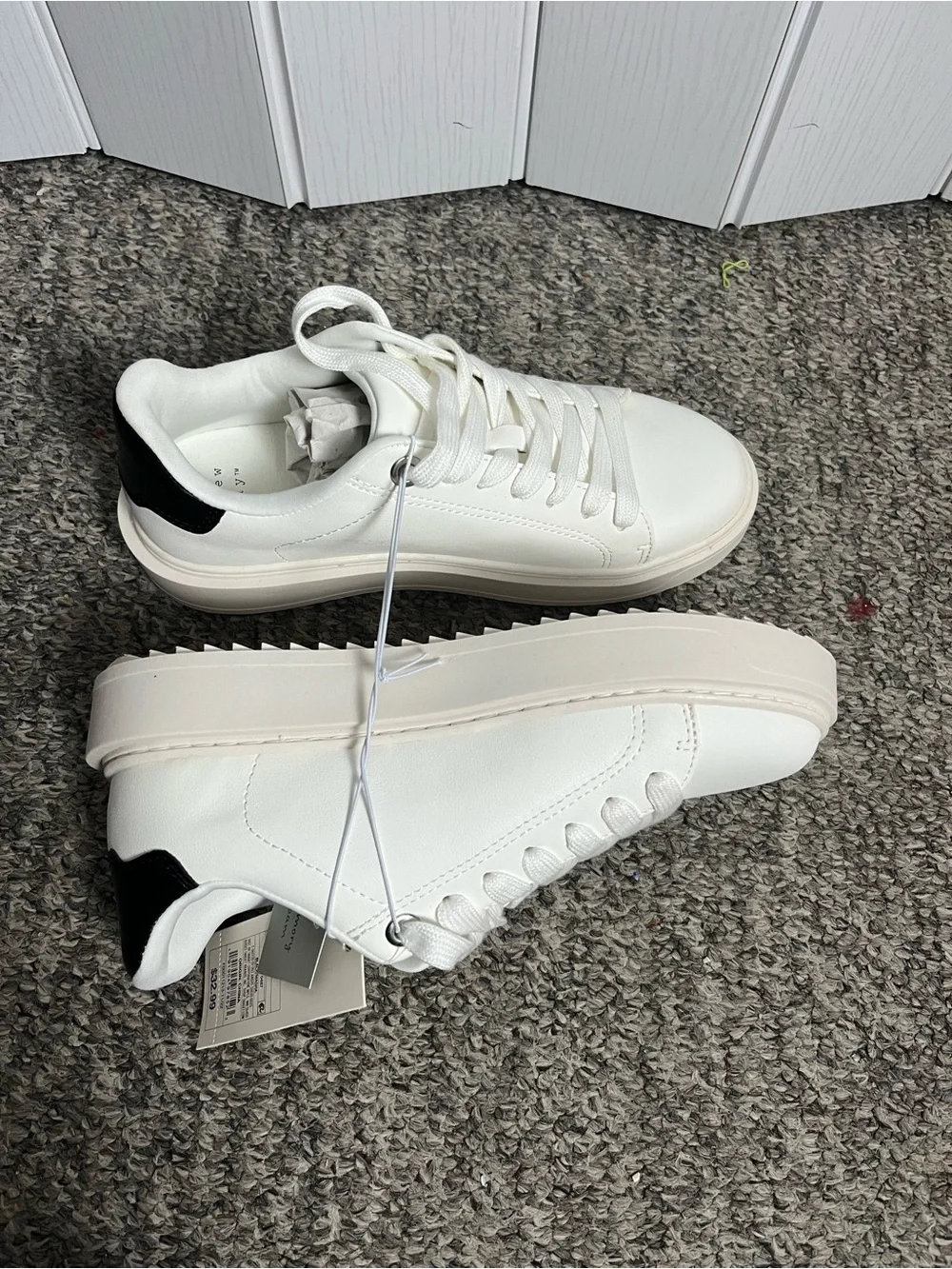A New Day Women’s White Low-Top Casual Sneakers with Black Heel Accent 6.5